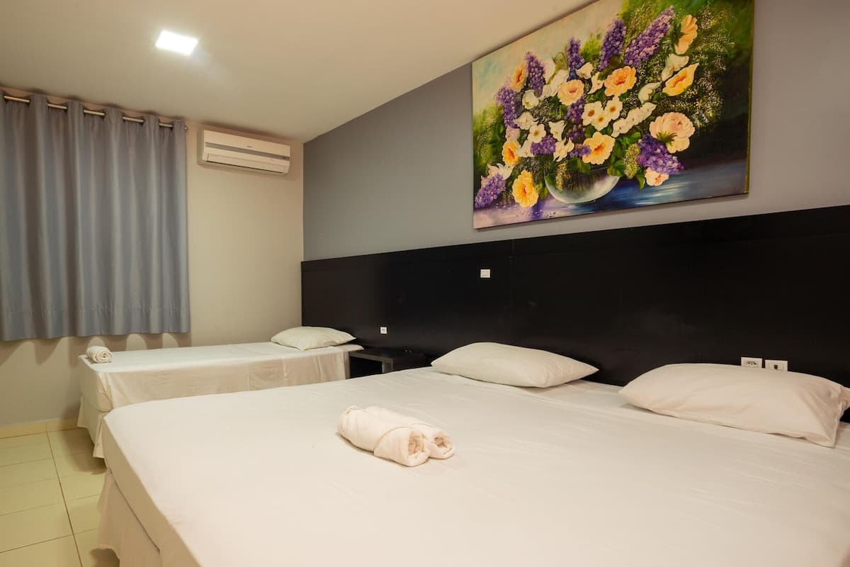 Een minibar, een kluis op de kamer, een bureau, verduisterende gordijnen