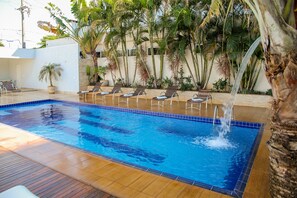 AuĂenpool, geöffnet von 09:00 Uhr bis 22:00 Uhr, LiegestĂŒhle