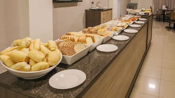 Café da manhã feito na hora grátis todos os dias