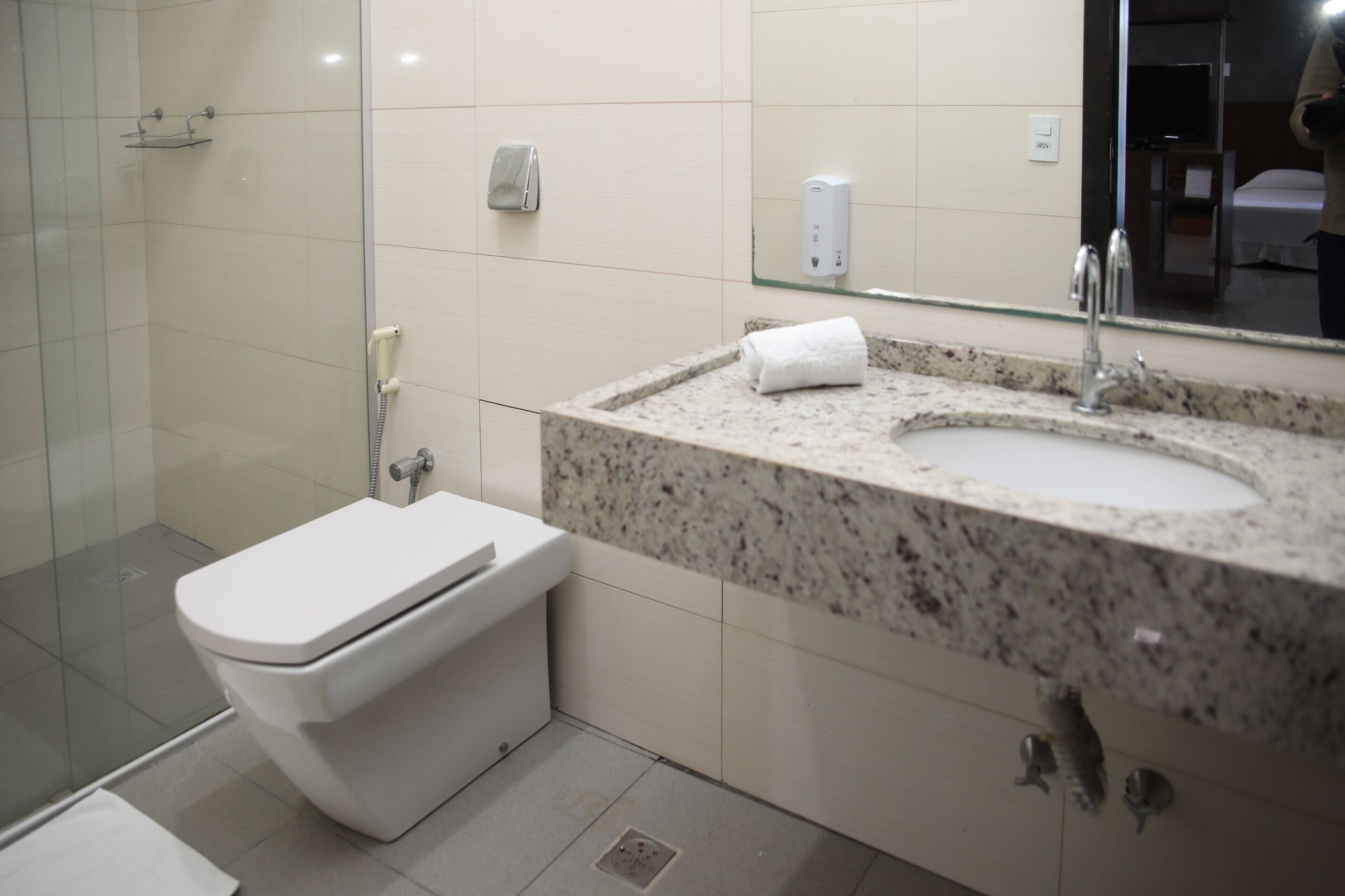 family studio suite | bathroom | shower, free toiletries, towels