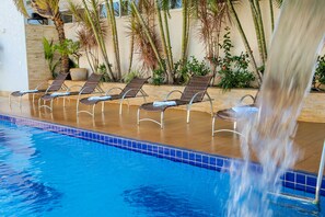 Outdoor pool, open 9:00 AM to 10:00 PM, pool loungers - Rede Andrade Vivaldi (Foz do Iguaçu)