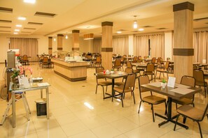 Free daily cooked-to-order breakfast 