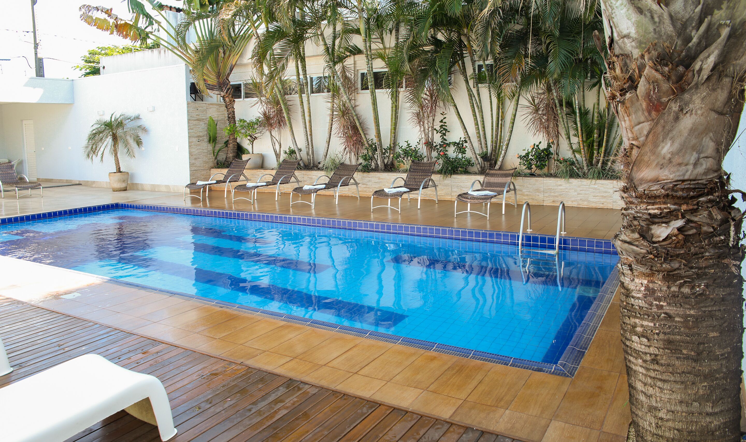 outdoor pool, open 9:00 am to 10:00 pm, pool loungers