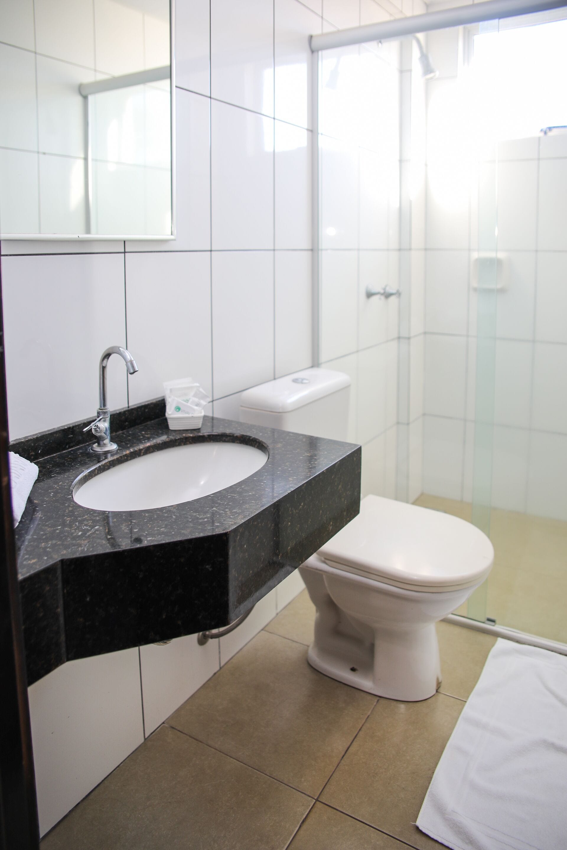standard triplo twin | bathroom | shower, free toiletries, towels