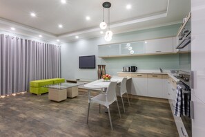 Suite | Cocina privada | Refrigerador con congelador, microondas y parrilla de estufa 