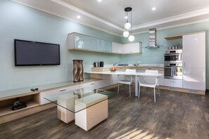 Refrigerador con freezer, microondas, placa de cocina, lavavajillas