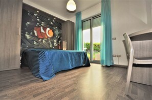 Minibar, coffres-forts dans les chambres, bureau