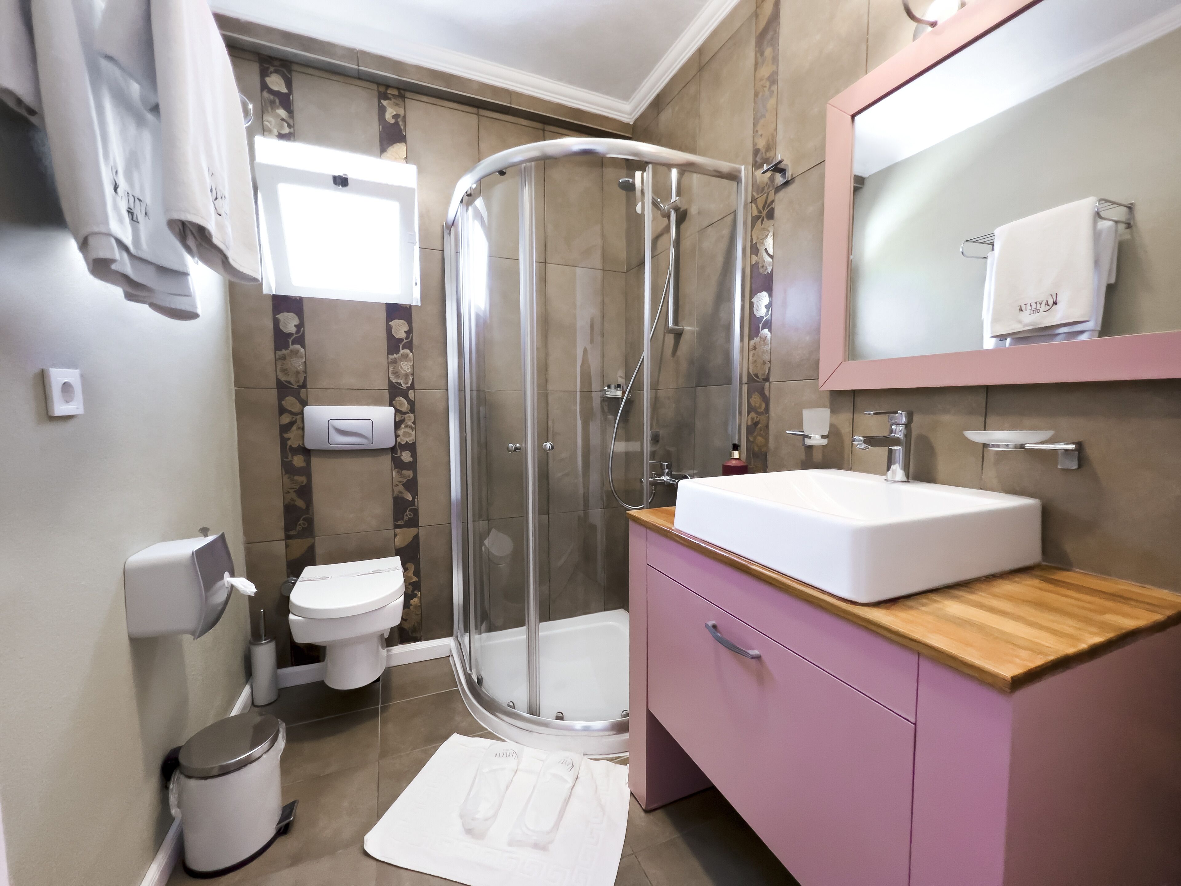 Un baño moderno con ducha, inodoro y lavabo.