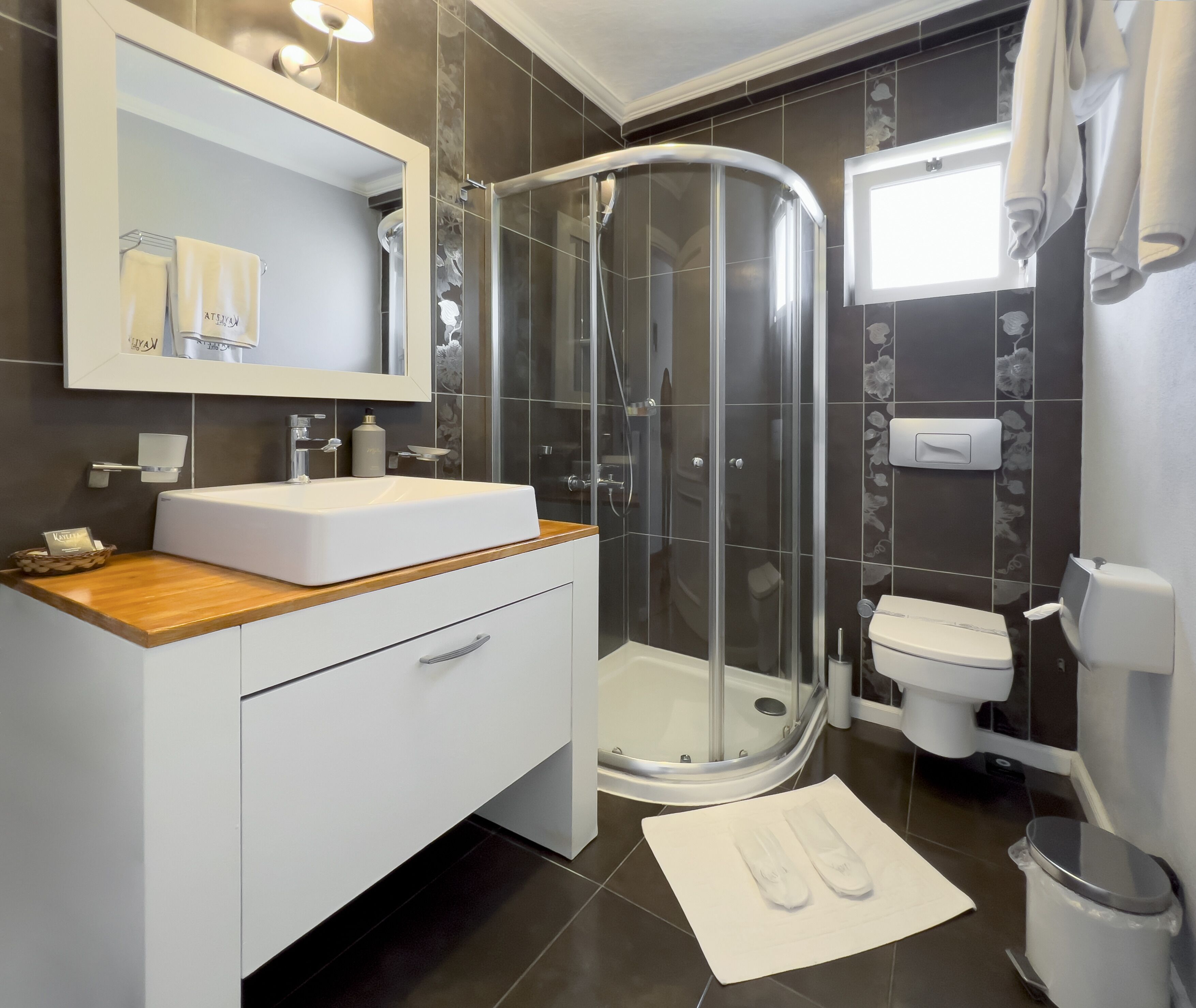 Deluxe Cift Kisilik veya iki Yatakli Oda | Bathroom | Shower, eco-friendly toiletries, hair dryer, slippers