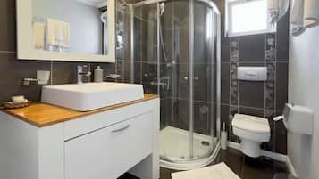 Deluxe Cift Kisilik veya iki Yatakli Oda | Bathroom | Shower, eco-friendly toiletries, hair dryer, slippers