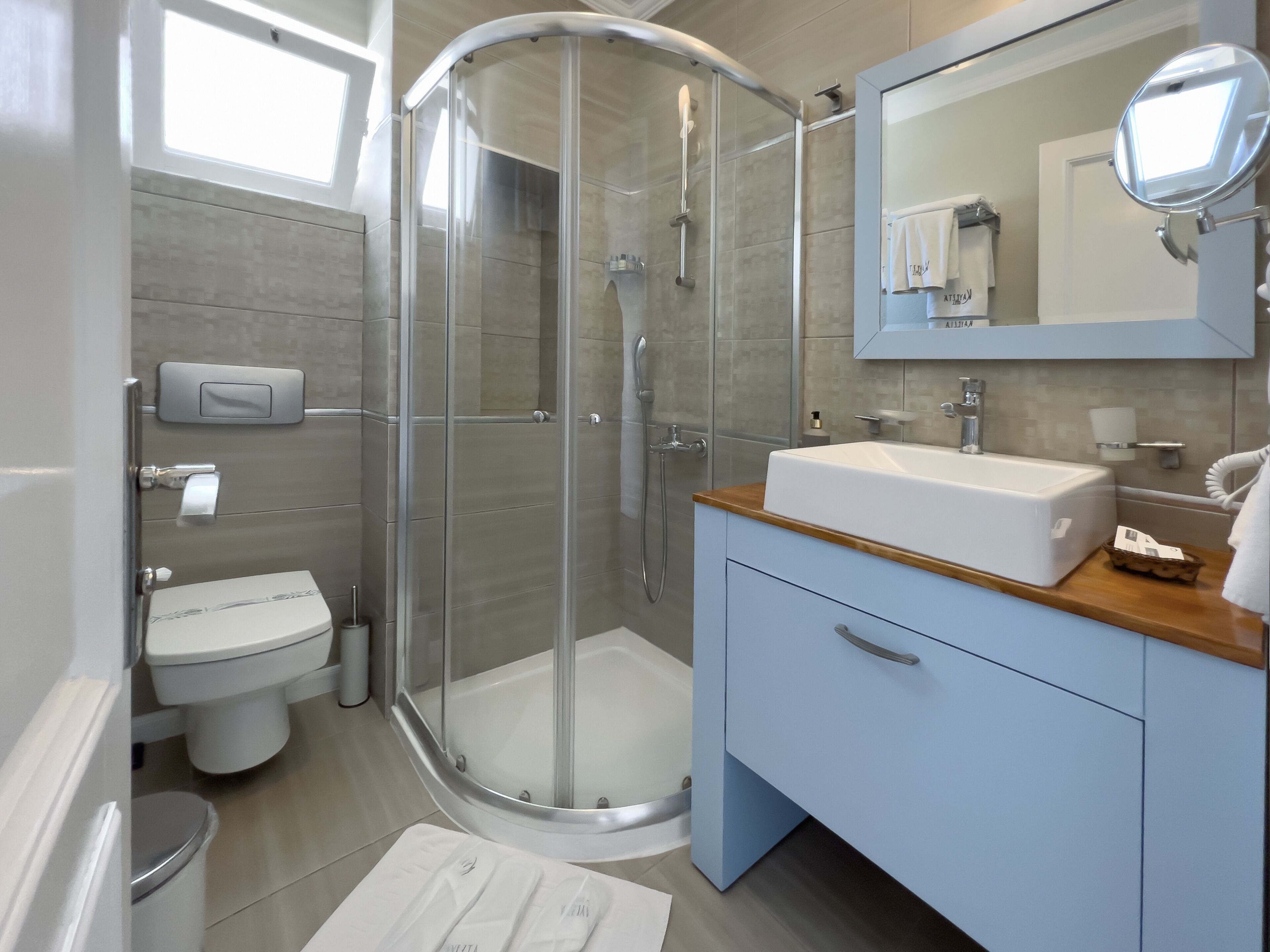 Deluxe Triple Room | Bathroom | Shower, eco-friendly toiletries, hair dryer, slippers
