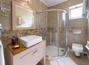 Cift Kisilik Oda - Cumbali ve Fransiz Balkonlu | Salle de bain | Douche, articles de toilette écologiques, séchoir à cheveux, pantoufles