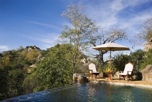 2 outdoor pools, an infinity pool - Sango Wildlife Lodge (Save Valley Conservancy)