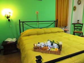 ห้องพักสำหรับสี่ท่าน | เครื่องนอนระดับพรีเมียม, โต๊ะทำงาน, เปล/เตียงเด็กอ่อน, Wi-Fi ฟรี