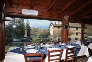 Lunch and dinner served, local cuisine - Agriturismo Ponte di Riocchio (Gubbio)