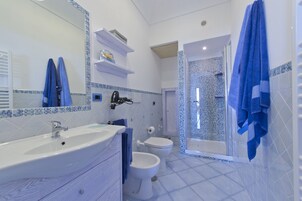 Habitación triple Confort, 1 habitación, vistas al mar | Escritorio, sistema de insonorización, wifi gratis y ropa de cama