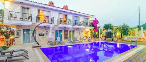 Piscina a l'aire lliure (horari: migdia-19:00), para-sols i gandules