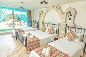 Luxury Dört Kişilik Oda, Havuz Manzaralı | Kaliteli yatak takımı, minibar, odada kasa, masa