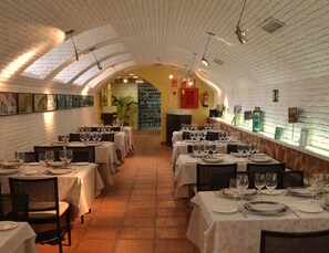 Se sirven desayunos, comidas, cenas y cocina regional