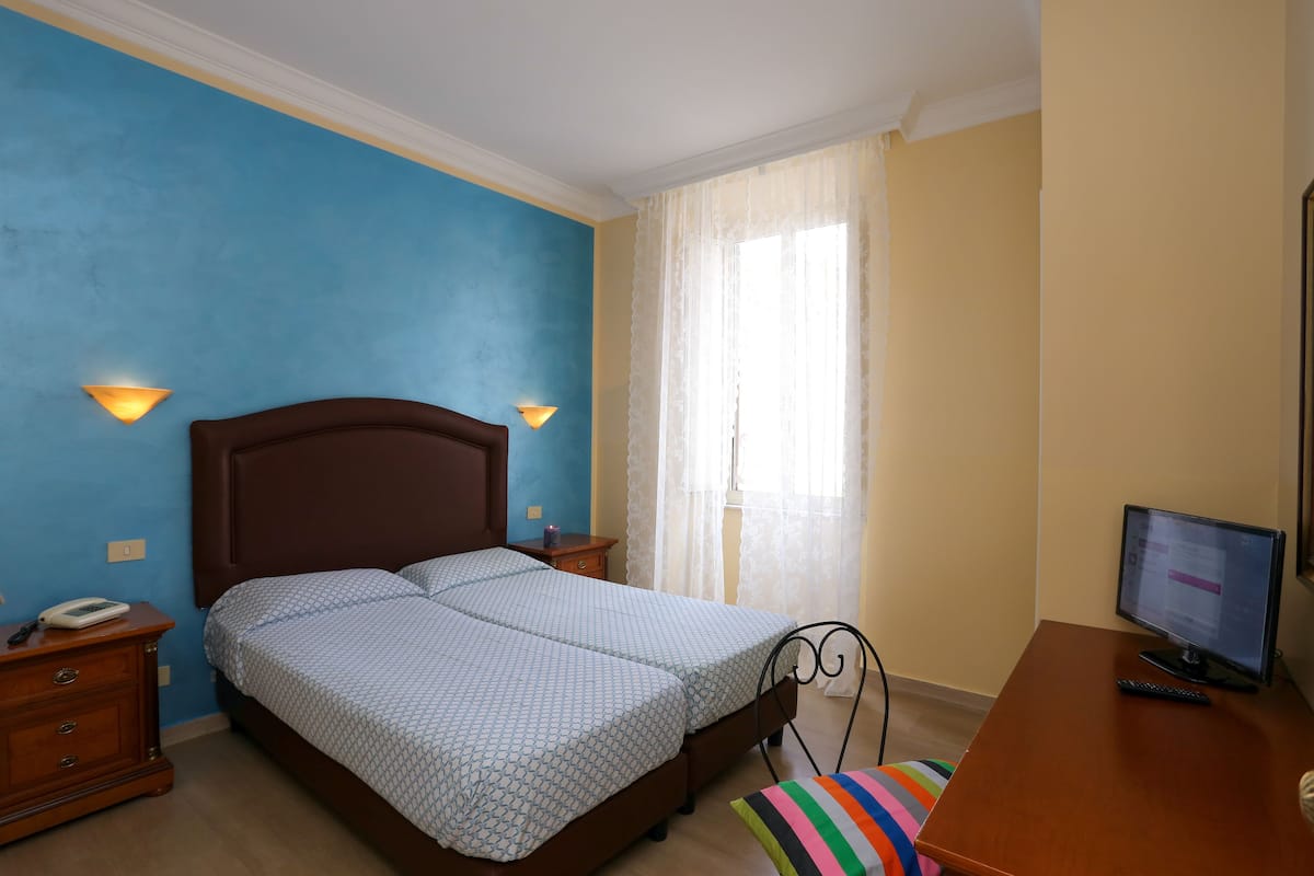 Twin Room | Desk, free cribs/infant beds, rollaway beds, free WiFi