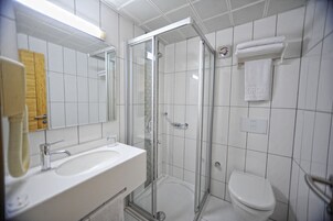 Ducha, secador de pelo, pantuflas, toallas