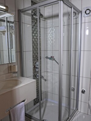 Shower, hair dryer, slippers, towels - Horon Hotel (Trabzon)
