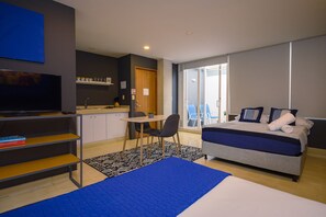 华丽双床房 | 高档床上用品、迷你吧、客房内保险箱、特色装修