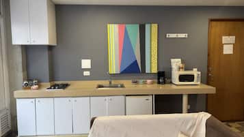 Frigobar, microondas, placa de cocina, lavavajillas