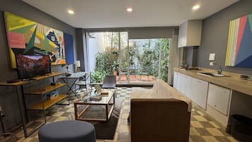 Deluxe Room | 1 bedroom, premium bedding, minibar, in-room safe