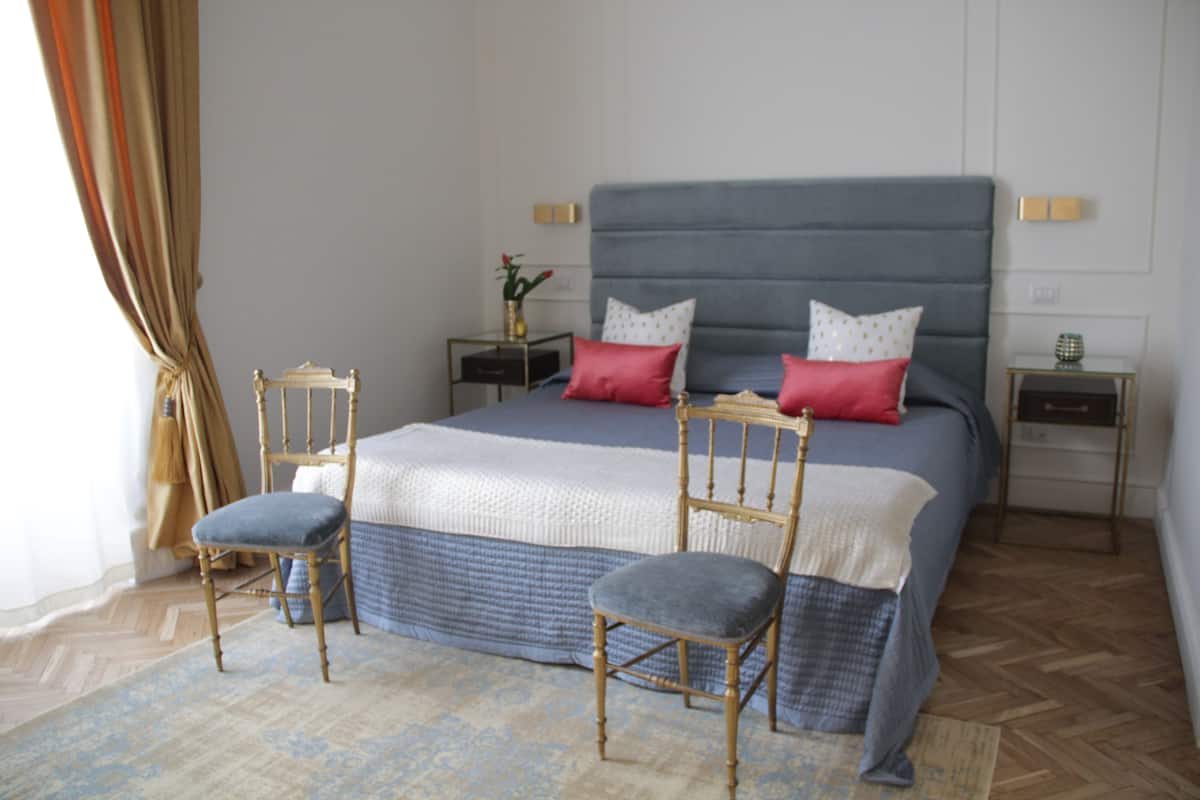 Premium bedding, minibar, in-room safe, desk