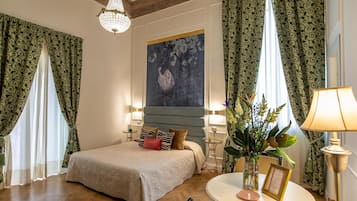 Junior-Suite, Stadtblick | Hochwertige Bettwaren, Minibar, Zimmersafe, Schreibtisch