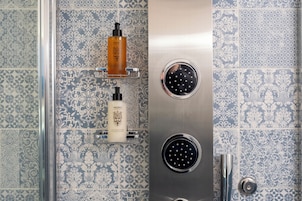 Chambre Double Deluxe | Salle de bain | Douche, articles de toilette gratuits, sèche-cheveux, bidet