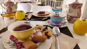 Desayuno a la carta diario (EUR 8 por persona)