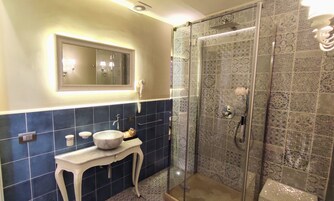 Doppia Deluxe | Bagno | Doccia, set di cortesia gratuito, asciugacapelli, bidet