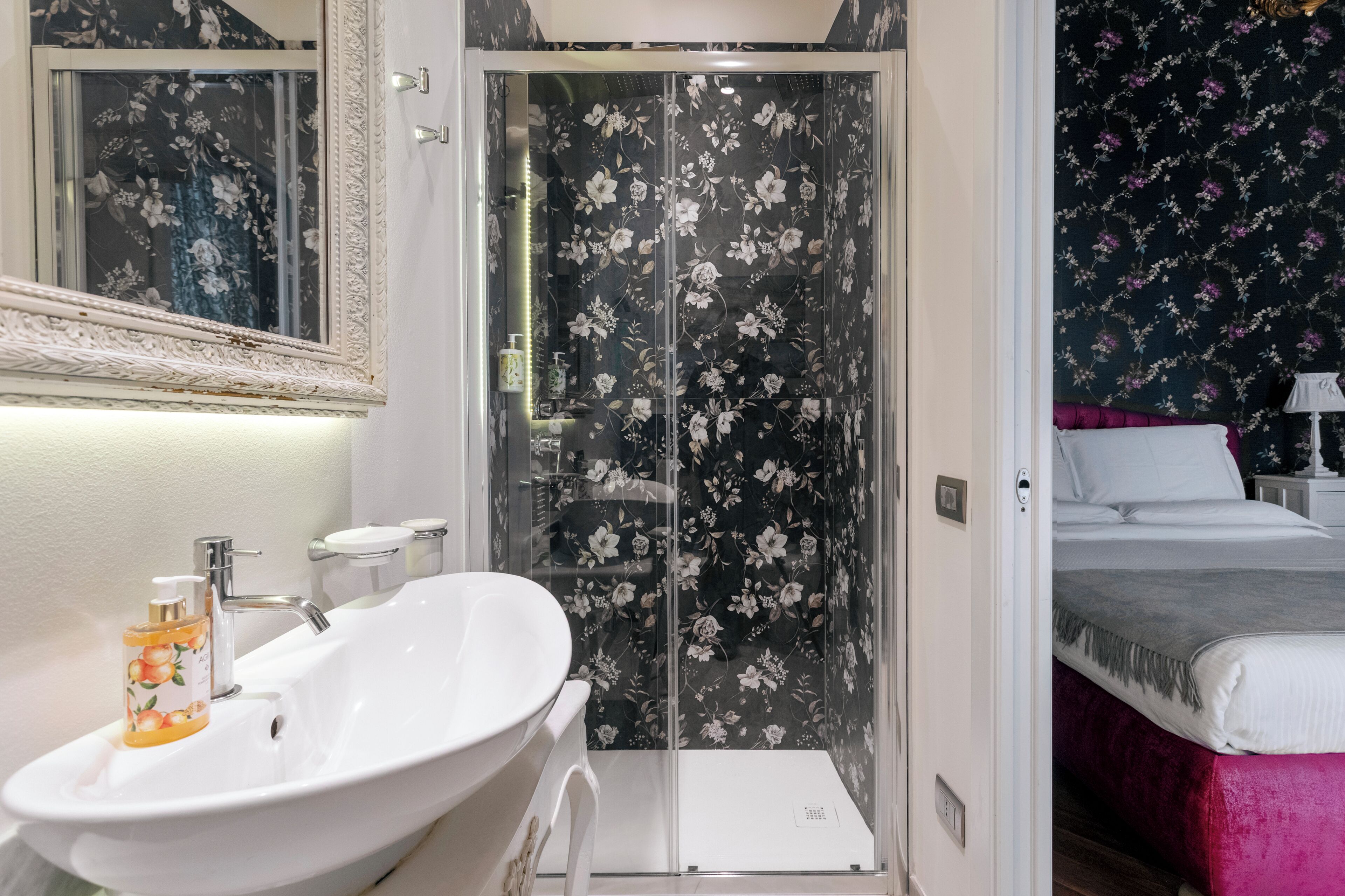 Standard Double Room, 1 Double Bed | Bathroom | Shower, free toiletries, hair dryer, bidet