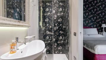 Standard Double Room, 1 Double Bed | Bathroom | Shower, free toiletries, hair dryer, bidet