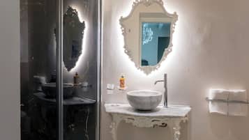 Superior Room, 1 Double Bed | Bathroom | Shower, free toiletries, hair dryer, bidet