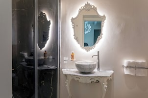 Chambre Supérieure, 1 lit double | Salle de bain | Douche, articles de toilette gratuits, sèche-cheveux, bidet