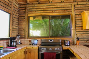 Geladeira grande, micro-ondas, fogão, cooktop