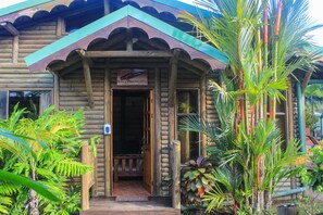 Premium bedding, down comforters, in-room safe, iron/ironing board - Villas Bungalows Ballena (Bahía Ballena)