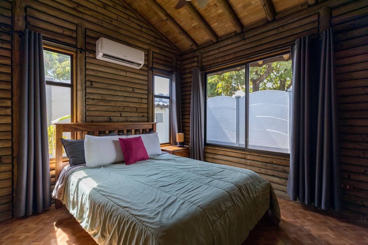 Bungalow – comfort, 2 soverom | Sengetøy av topp kvalitet, dundyner, safe på rommet og strykejern/-brett