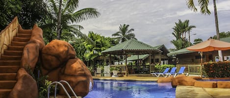 2 piscines extérieures