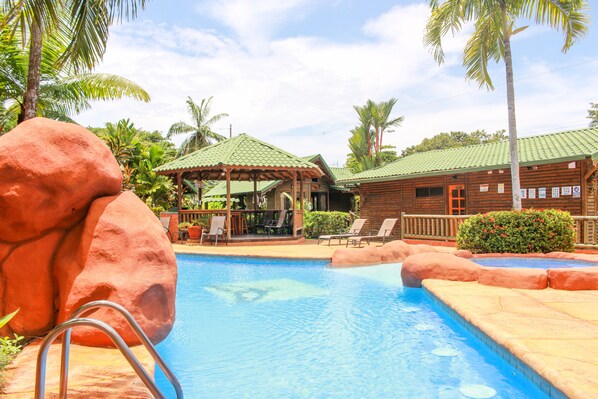 2 piscines extérieures