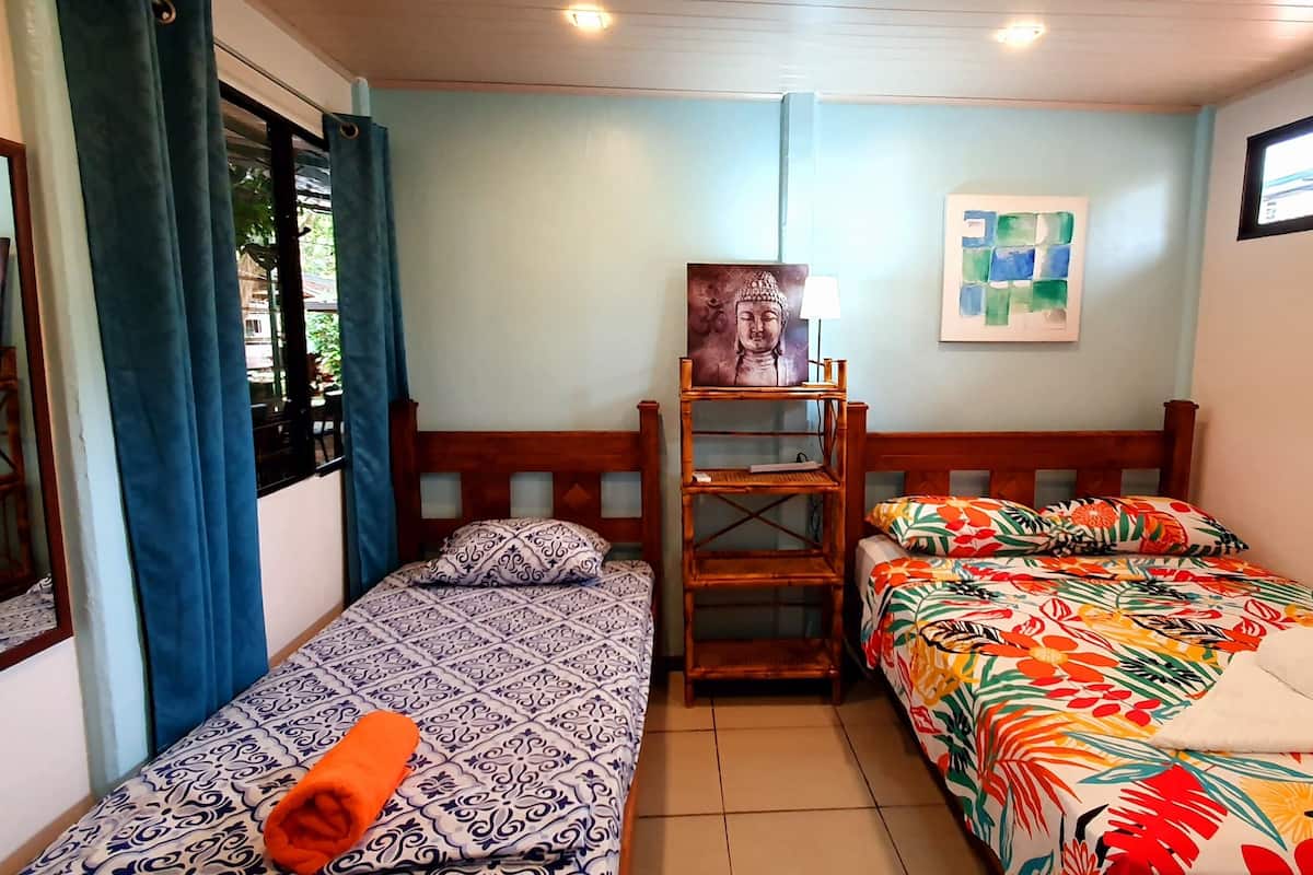 Driepersoonskamer | Verduisterende gordijnen, gratis wifi, beddengoed