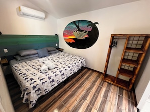 Habitación doble tradicional, 1 cama King size, baño privado, vista a la alberca | Baño | Regadera y toallas 