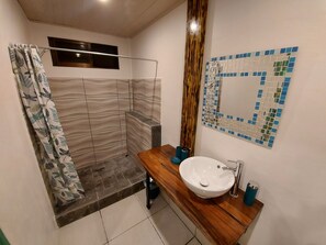 Family Room (Large) | Bilik Mandi | Pancuran mandi, tuala disediakan 