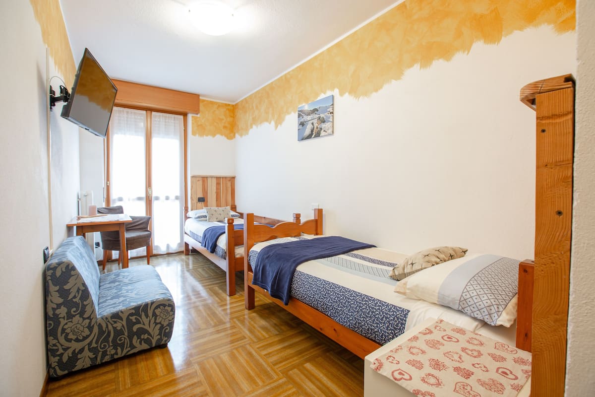 Standaard Twin kamer, uitzicht op bergen | Een kluis op de kamer, een bureau, gratis wifi, beddengoed