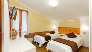 Familieværelse - fælles badeværelse - bjergudsigt | Pengeskab på værelset, skrivebord, gratis Wi-Fi, sengetøj