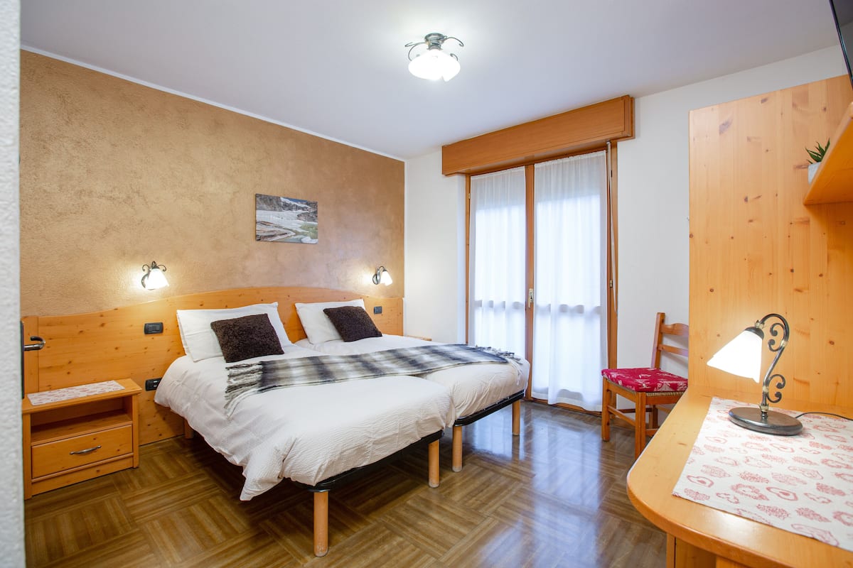 Superior kamer, 1 twee- of 2 eenpersoonsbedden, uitzicht op bergen | Een kluis op de kamer, een bureau, gratis wifi, beddengoed