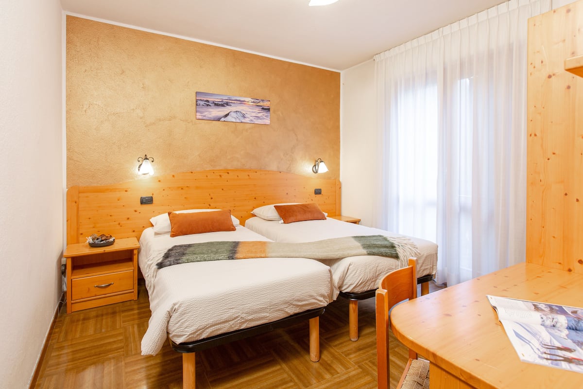 Superior studio, privébadkamer, uitzicht op bergen | Een kluis op de kamer, een bureau, gratis wifi, beddengoed